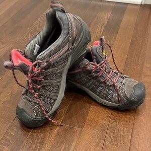 Keen Voyageur Hiking Shoes Women's 9.5 Gray Raspberry